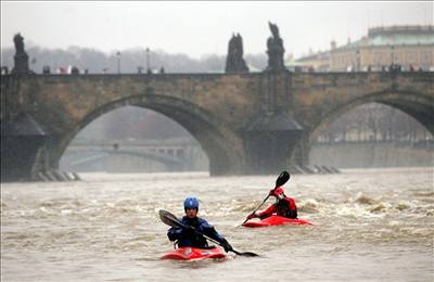 Kajakái vyuili velkou vodu v Praze