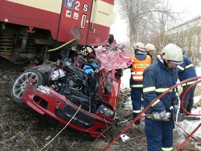 Jednou z tragických nehod prvního tvrtletí byla sráka vlaku s osobním vozem na Kromísku.