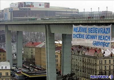 Aktivisté Greenpeace na Nuselském most