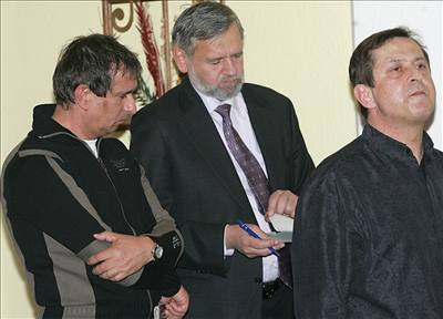 Dva hlavní organizátoi brati Kirschnerové (vlevo a vpravo) se proti trestu 3,5 roku odvolali.
