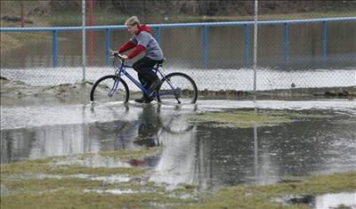 Rozvodnná Cidlina zaplavila fotbalové hit.