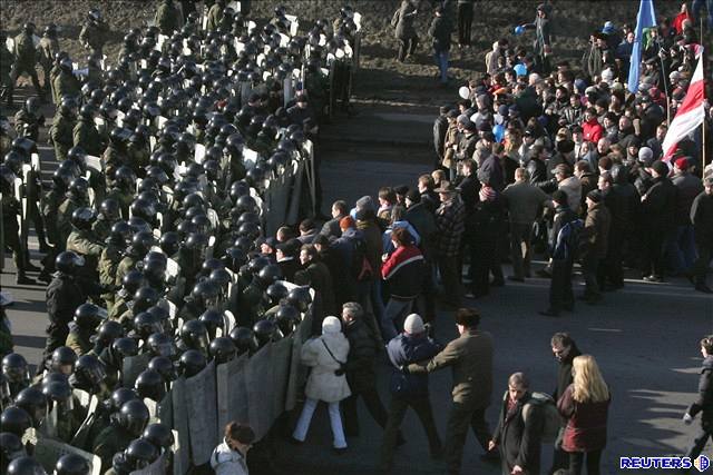 Nkolik tisíc lidí se selo na demonstraci proti výsledkm bloruských voleb.