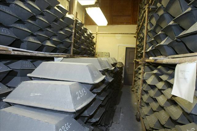 V tovární hale v centru Ústí nad Labem zstanou krabice s ostatky voják jet asi dva roky.