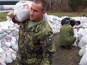 Vojáci pomáhají stavt protipovodové hráze