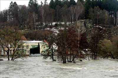 Mue na lunu uprosted Sázavy spatila ena, která rozvodnnou eku sledovala. Ilustraní foto