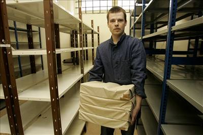 V Uherském Hraditi museli z archiv vynést tuny dokument.