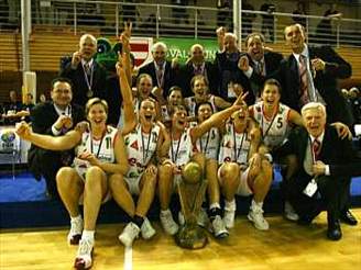 Brnnské basketbalistky s trofejí