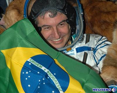 První brazilský astronaut Marcos Pontes po návratu z kosmu. (9. dubna 2006)