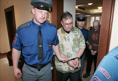 John Kieran Power a Václav Huspek (vpravo) před soudem