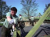 Vojáci pomáhají stavt mosty v oblastech postiených záplavami. Ilustraní foto