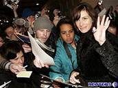 Julia Roberts - Julia Roberts rozdává autogramy po premiée hry Three Days of...