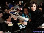 Julia Roberts - Julia Roberts rozdává autogramy po premiée hry Three Days of...