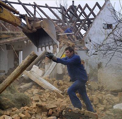 Demolice jednoho z dom ve Veselí nad Lunicí po povodních v roce 2002