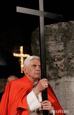 Pape Benedikt XVI. v pátek veer proel svou první velikononí Kíovou cestu v úadu hlavy katolické církve.