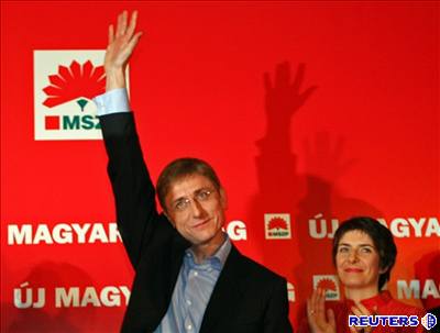 V dubnu se ještě Gyurcsány radoval z volebního vítězství. Teď mu jde o křeslo. Ilustrační foto