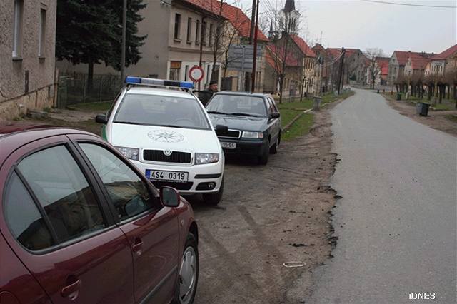 Policista pináí díví figurínu na rekonstrukci Soniny smrti.