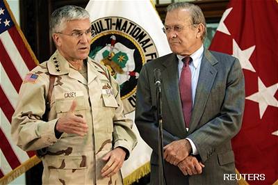 George Chasey a americký ministr obrany Donald Rumsfeld