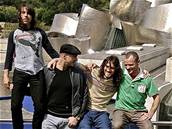 Red Hot Chili Peppers pózují v Bilbau