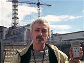 Fotograf Václav Vak ped ernobylskou elektrárnou.
