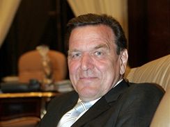 Gerhard Schrder. Nen jasn, zda se vlichocuje Putinovi, anebo je to naopak.