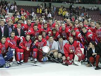 Hokejisté s trofejí za druhé místo