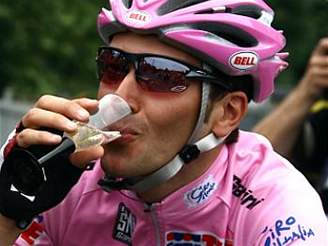 Ivan Basso oslavuje