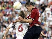 Brian McBride hlavi�kuje