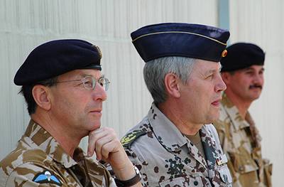 Britský generál Dave Richards (vlevo).