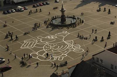 Karikatura kapra Jakuba pokrývá čtvrtinu českobudějovického náměstí.