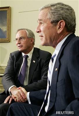 Gossovu rezignaci oznámil prezident Bush.