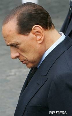 Italský premiér Silvio Berlusconi prohrál volby a podal demisi.