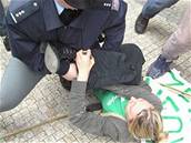 Praský policista ermák bude za zákrok proti Katein Jacques znovu stíhán.