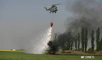 Vrtulník hasil hoící motor pomocí speciálních vak s vodou.