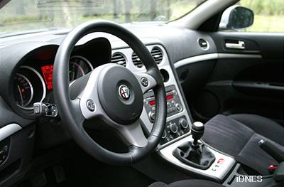 Alfa Romeo 159: Italská sexbomba - iDNES.cz