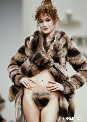 Modelka Carla Bruniová v kreaci Vivienne Westwoodové