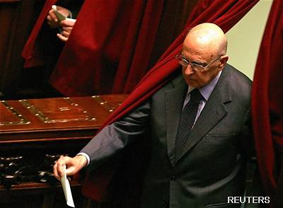 Giorgio Napolitano odevzdává hlasovací lístek
