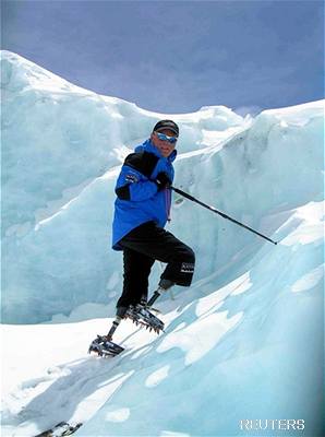 Mark Inglis pi výstupu na Mount Everest