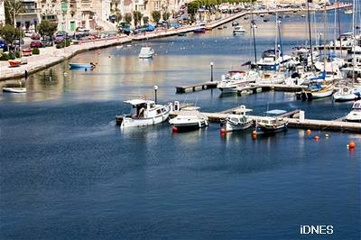 If you go along the wharf, you will be able to see how clear the water really is