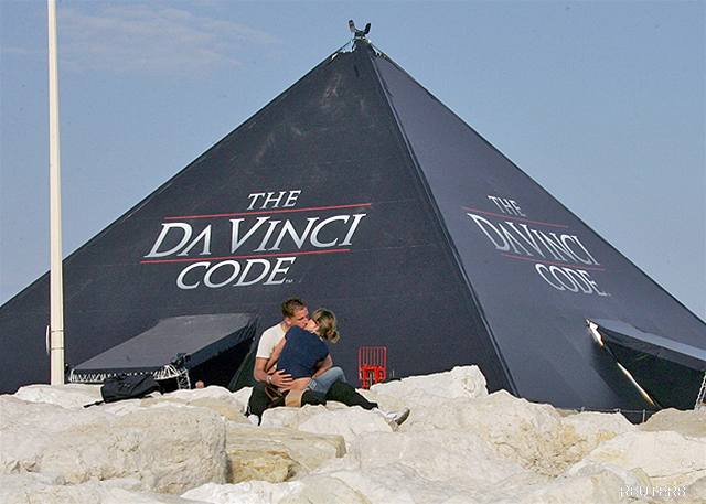 Cannes 2006 - pyramida k ife mistra Leonarda