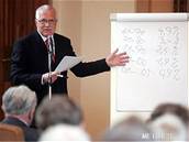Václav Klaus p�i p�edná�ce v Karolinum