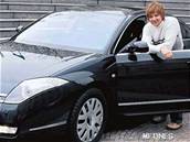 PÁNÍ Petr Kotvald s vozem svých sn - Citroënem C6. Zatím jezdí citroëny jinými; zato hned dvma: C5 a Picasso