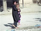 Malé Afghánce eká okování proti obrn.