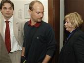 Richard Hebolt (uprosted), jeho právní zástupce (vlevo) a soudkyn Nadda Vaková. (10. kvtna 2006)