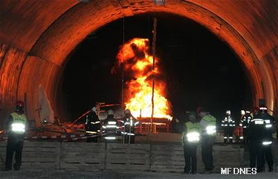 Cviení hasi v tunelu pod vrchem Valík u tnovic na Plzesku