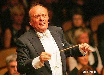 Mácal il po okupaci z roku 1968 v exilu, psobil zejména v USA. V ele filharmonie je od roku 2003.