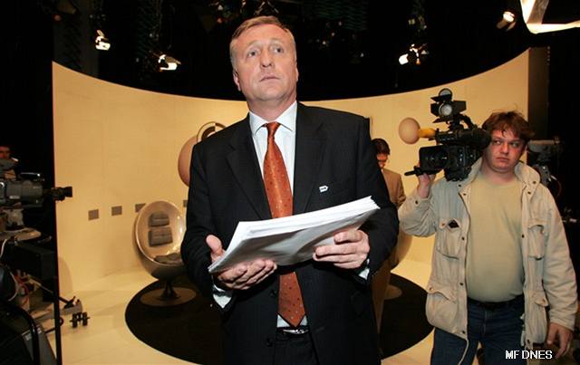 Premiér a éf ODS odcházejí ze studia televize Prima.
