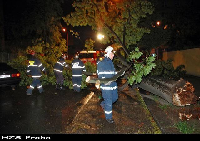 Strom spadl na auta také na Ortenov námstí v Praze