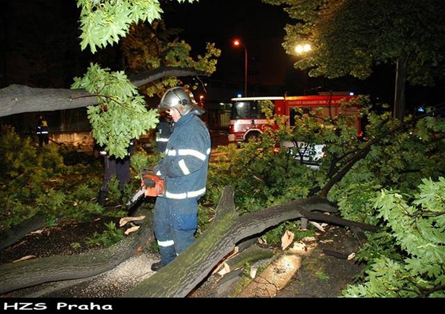 Strom spadl na auta také na Ortenov námstí v Praze