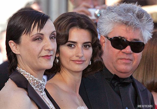 Cannes 2006: Reisér Pedro Almodovar (vpravo) a hereky Blanca Portillo (vlevo)...