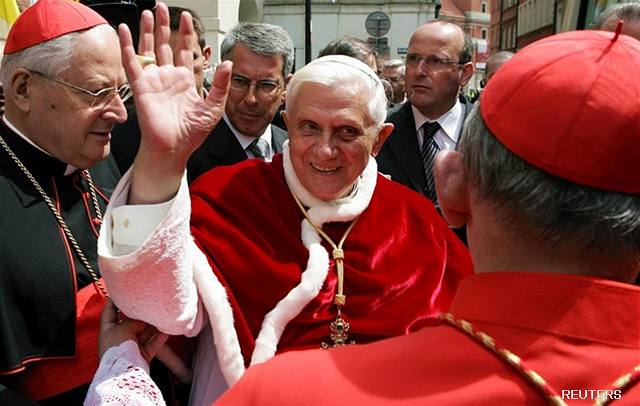 Pape vychází z varavské katedrály sv. Jana